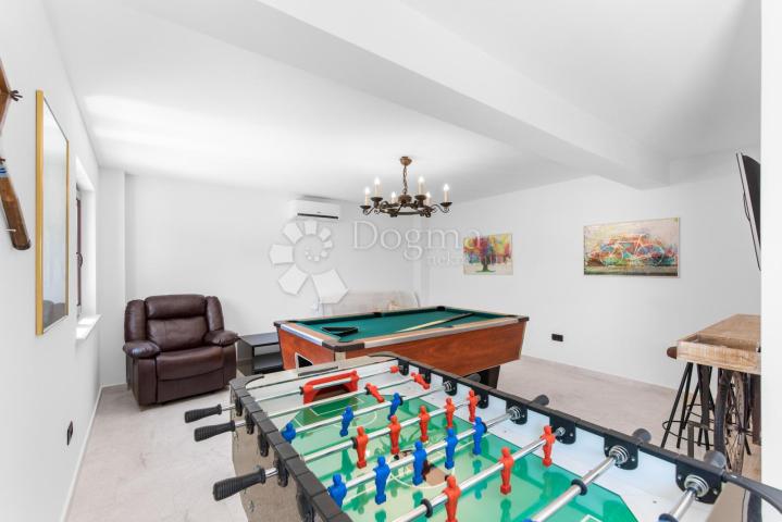 Tri kuće za odmor na 4500 m² okućnice! 