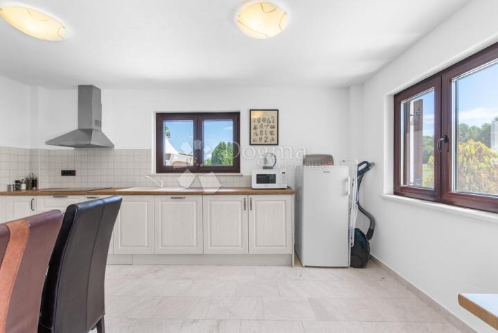 Tri kuće za odmor na 4500 m² okućnice! 