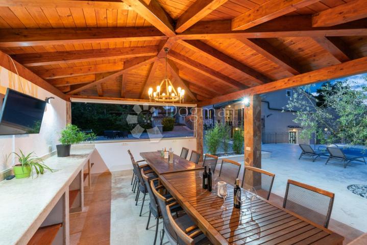 Tri kuće za odmor na 4500 m² okućnice! 