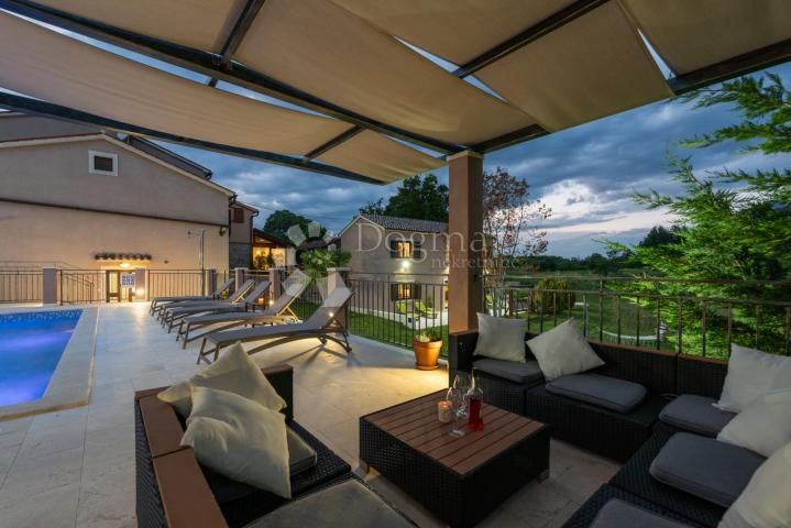 Tri kuće za odmor na 4500 m² okućnice! 