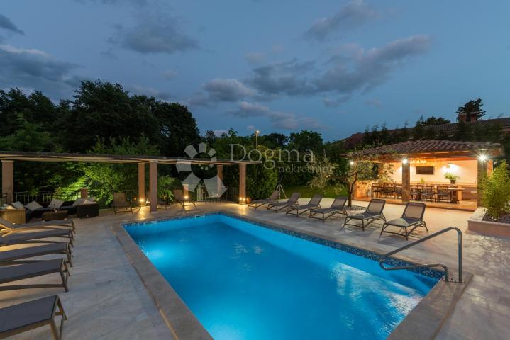 Tri kuće za odmor na 4500 m² okućnice! 