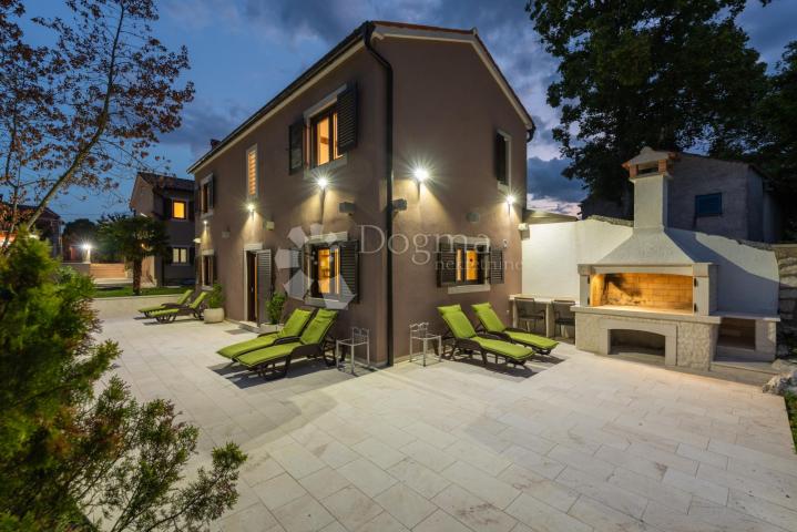 Tri kuće za odmor na 4500 m² okućnice! 