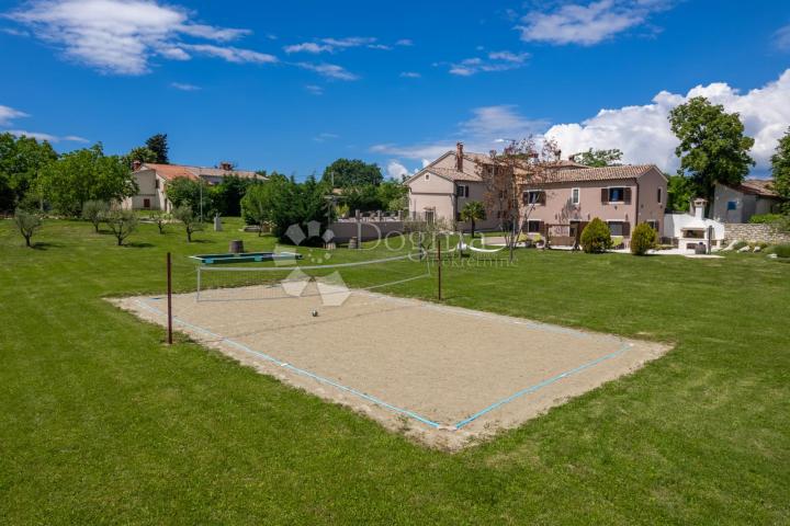 Tri kuće za odmor na 4500 m² okućnice! 