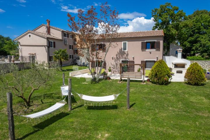 Tri kuće za odmor na 4500 m² okućnice! 