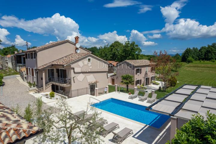 Tri kuće za odmor na 4500 m² okućnice! 