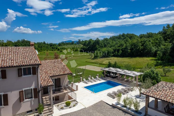 Tri kuće za odmor na 4500 m² okućnice! 