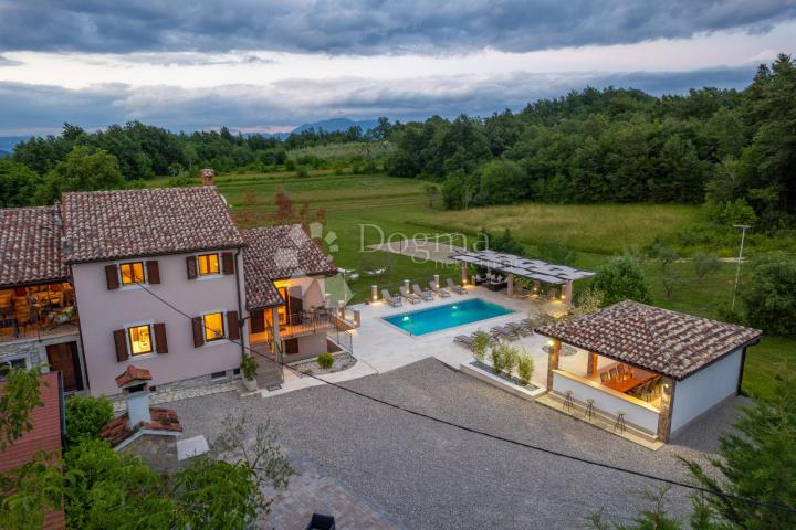Tri kuće za odmor na 4500 m² okućnice! 