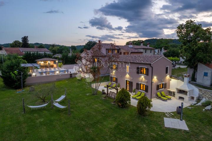 Tri kuće za odmor na 4500 m² okućnice! 