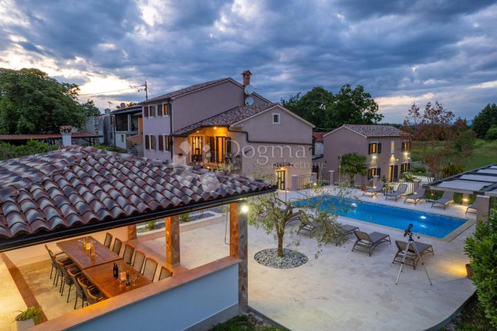 Tri kuće za odmor na 4500 m² okućnice! 