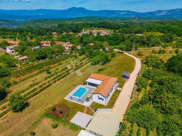 PREKRASNA VILA NA SA GRIJANIM BAZENOM