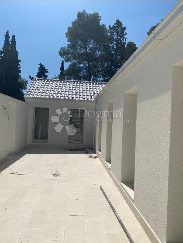 Drugačija vila s bazenom, Brač, Bobovišća