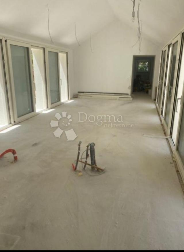 Drugačija vila s bazenom, Brač, Bobovišća