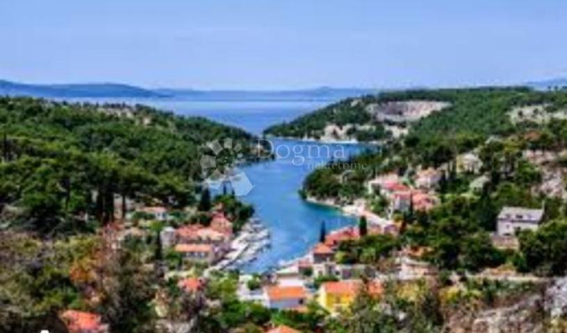 Drugačija vila s bazenom, Brač, Bobovišća