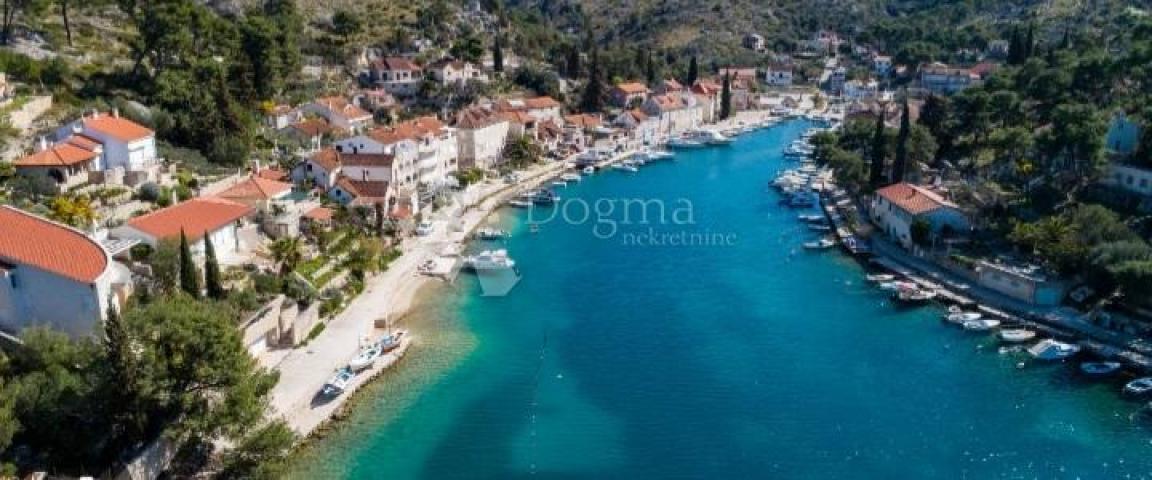 Drugačija vila s bazenom, Brač, Bobovišća