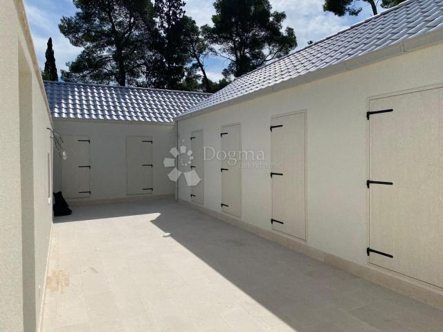 Drugačija vila s bazenom, Brač, Bobovišća