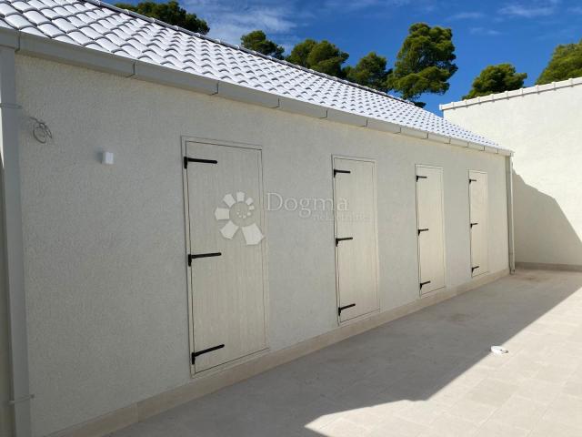Drugačija vila s bazenom, Brač, Bobovišća