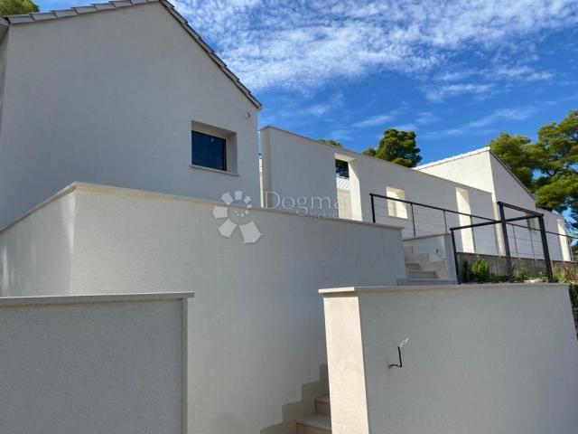 Drugačija vila s bazenom, Brač, Bobovišća