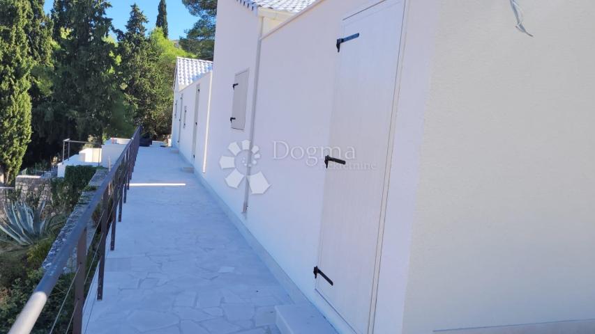 Drugačija vila s bazenom, Brač, Bobovišća