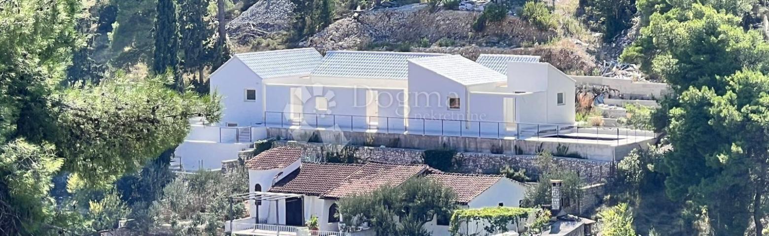 Drugačija vila s bazenom, Brač, Bobovišća