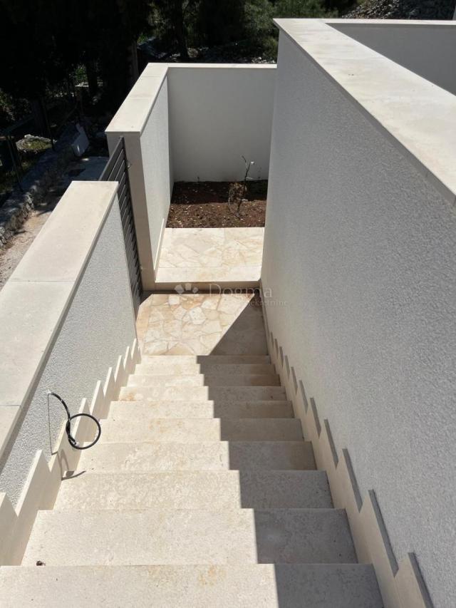 Drugačija vila s bazenom, Brač, Bobovišća