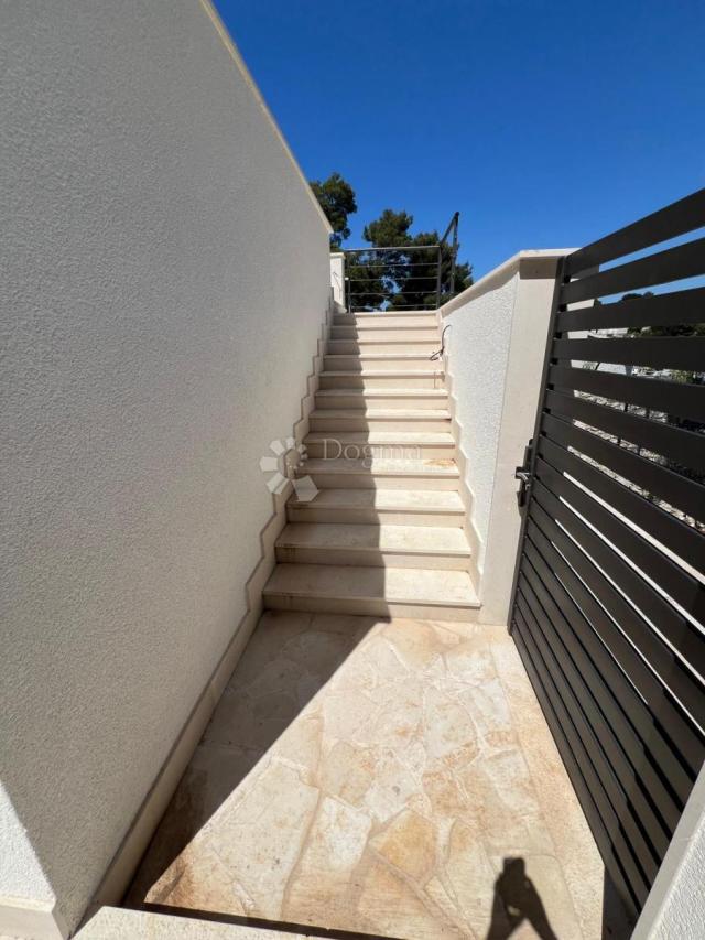 Drugačija vila s bazenom, Brač, Bobovišća