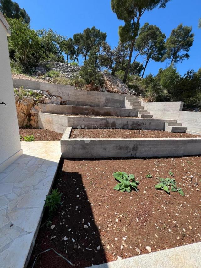 Drugačija vila s bazenom, Brač, Bobovišća