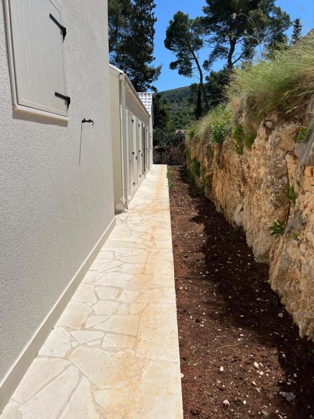 Drugačija vila s bazenom, Brač, Bobovišća