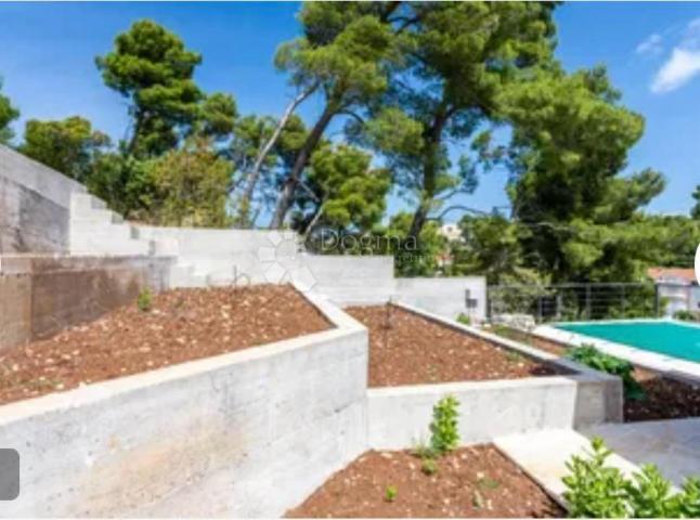 Drugačija vila s bazenom, Brač, Bobovišća