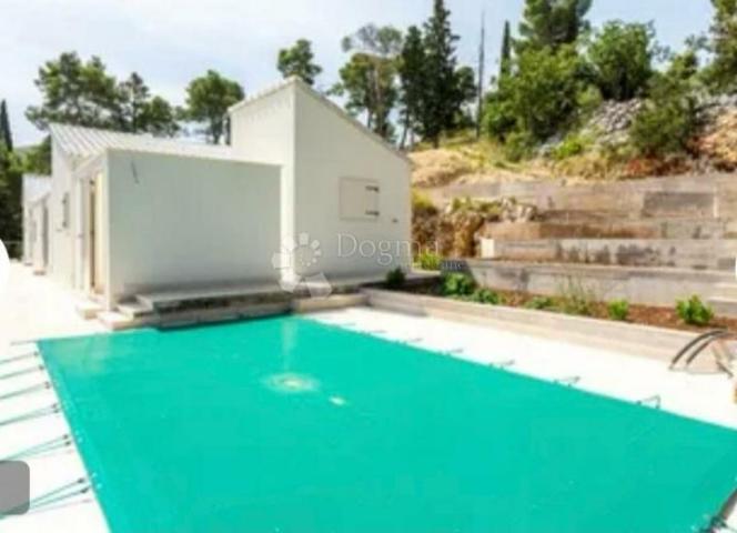 Drugačija vila s bazenom, Brač, Bobovišća