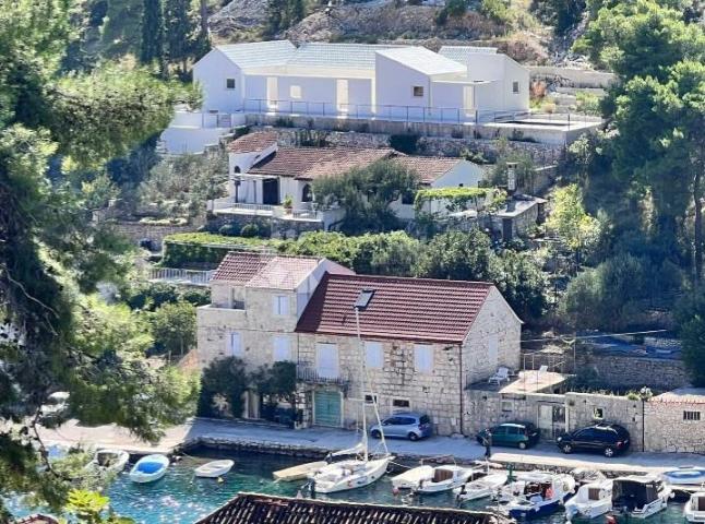 Drugačija vila s bazenom, Brač, Bobovišća
