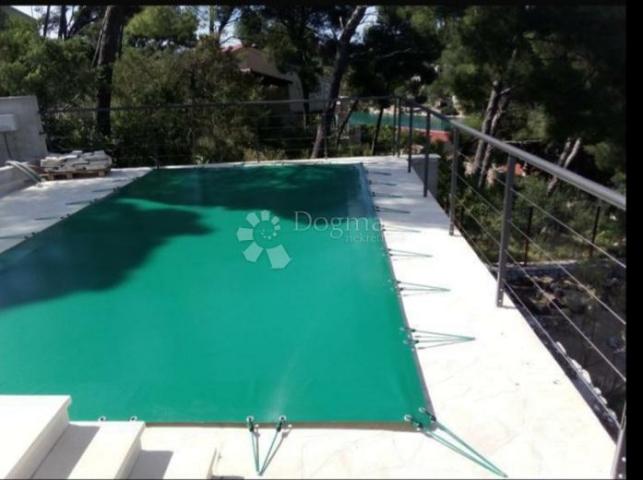 Drugačija vila s bazenom, Brač, Bobovišća