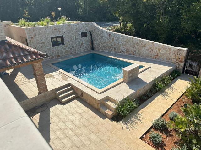 OTOK KRK - KAMENA VILA S BAZENOM