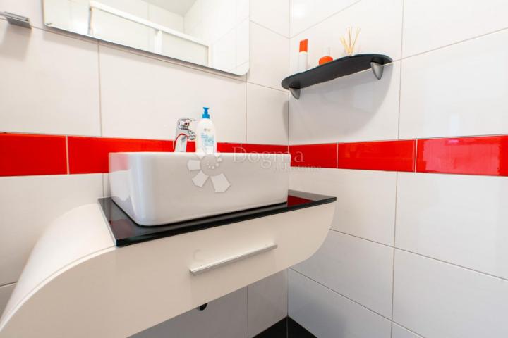 Stambeno-poslovna kuća s pogledom na more