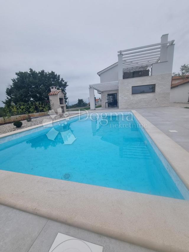NOVOIZGRAĐENA VILA U OKOLICI BARBANA NA BREŽULJKU S OTVORENIM POGLEDOM