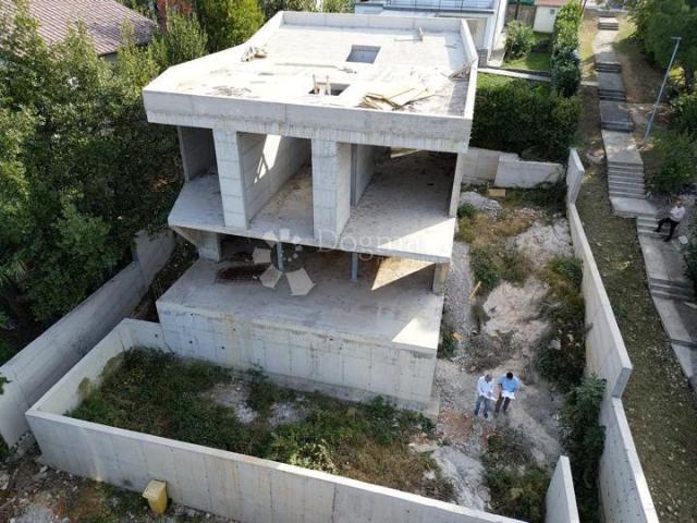 KRK - NJIVICE - ZAPOČETA GRADNJA VILE 50 m OD MORA
