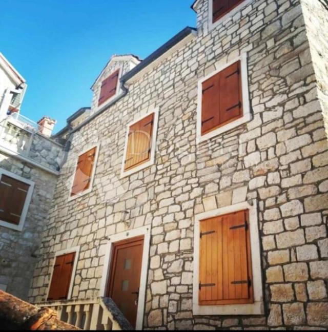 Prilika! Poslovno-stambena vila u Supetru, Brač