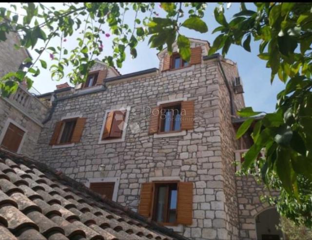 Prilika! Poslovno-stambena vila u Supetru, Brač