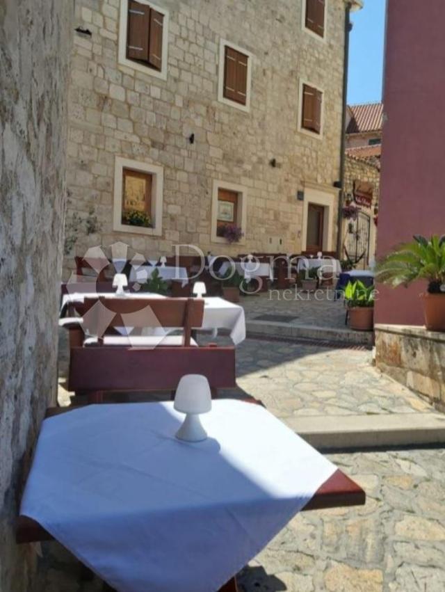 Prilika! Poslovno-stambena vila u Supetru, Brač