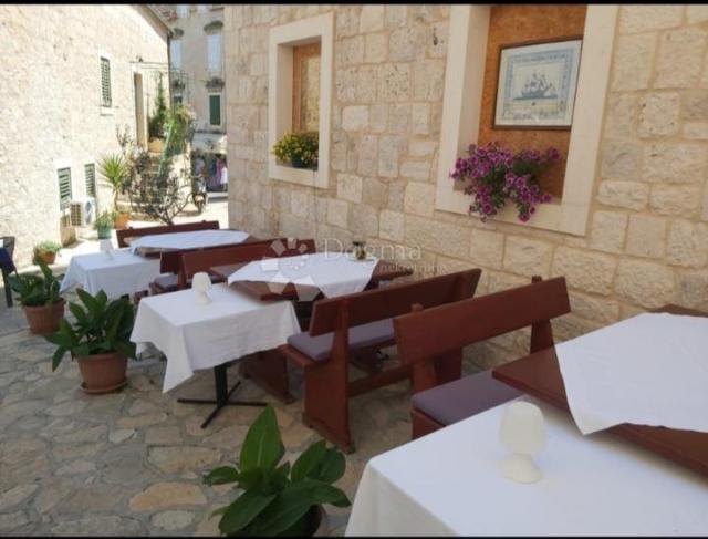 Prilika! Poslovno-stambena vila u Supetru, Brač