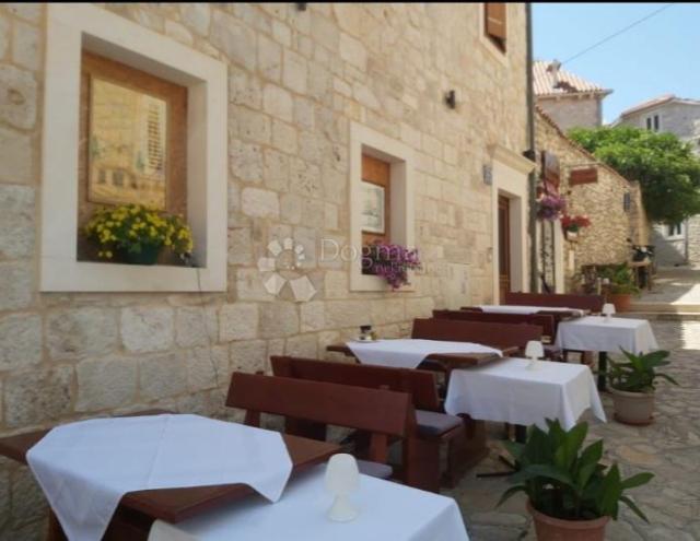 Prilika! Poslovno-stambena vila u Supetru, Brač
