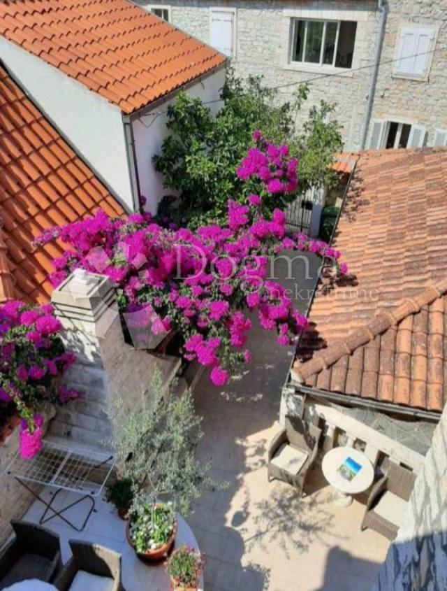 Prilika! Poslovno-stambena vila u Supetru, Brač