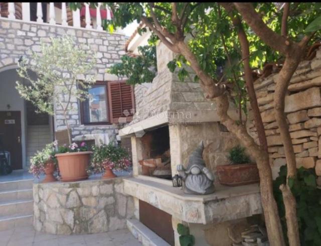 Prilika! Poslovno-stambena vila u Supetru, Brač