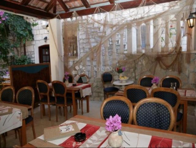 Prilika! Poslovno-stambena vila u Supetru, Brač