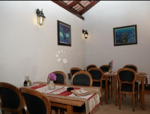 Prilika! Poslovno-stambena vila u Supetru, Brač