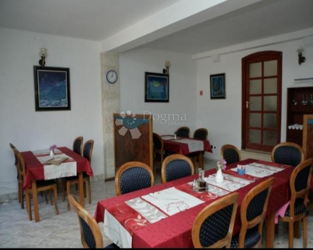Prilika! Poslovno-stambena vila u Supetru, Brač
