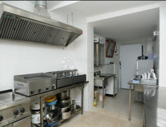 Prilika! Poslovno-stambena vila u Supetru, Brač