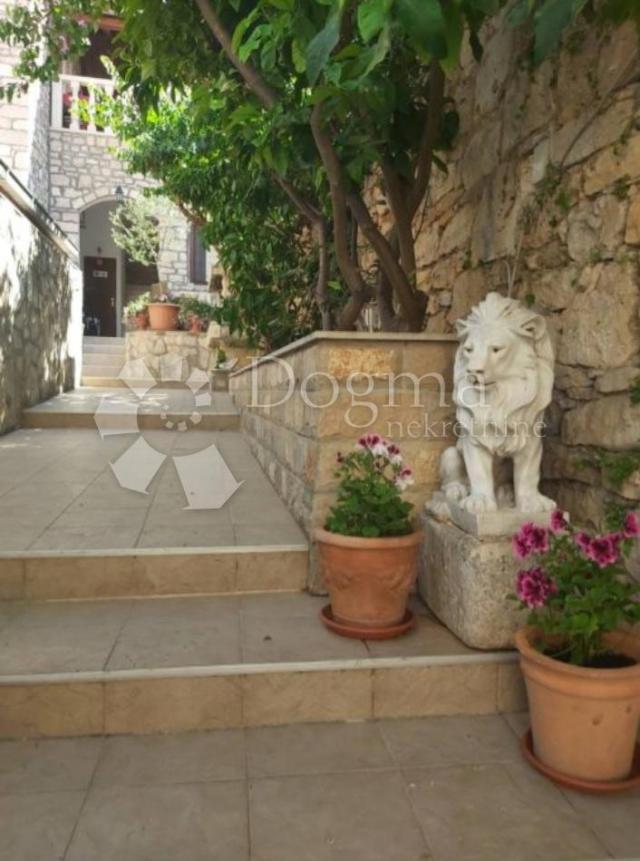 Prilika! Poslovno-stambena vila u Supetru, Brač