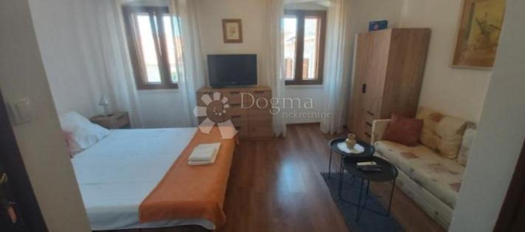 Prilika! Poslovno-stambena vila u Supetru, Brač