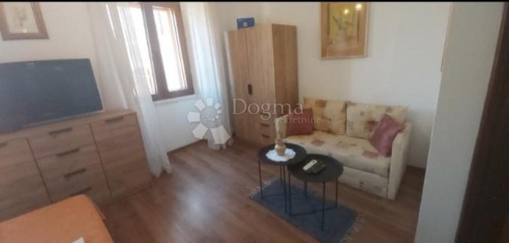 Prilika! Poslovno-stambena vila u Supetru, Brač