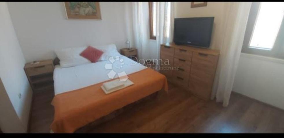 Prilika! Poslovno-stambena vila u Supetru, Brač